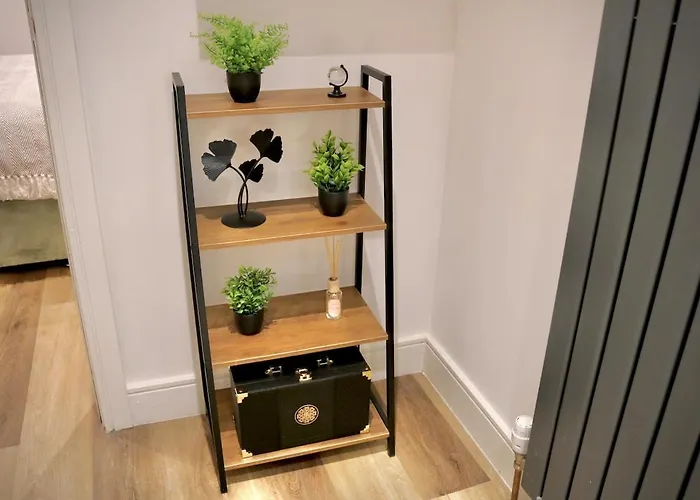 Wood & Teal Nest * Bradford (West Yorkshire)