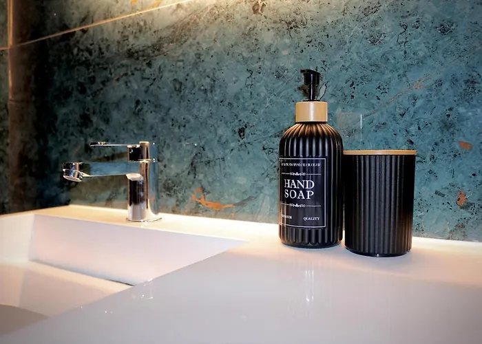 Apartment Wood & Teal Nest *