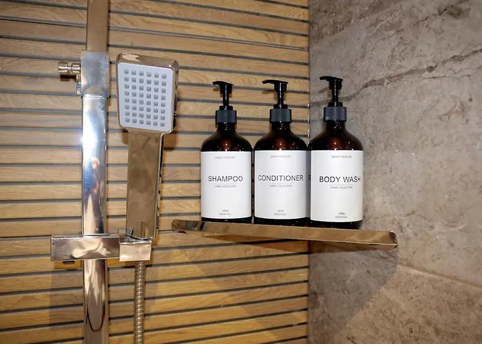 Wood & Teal Nest * Bradford (West Yorkshire)