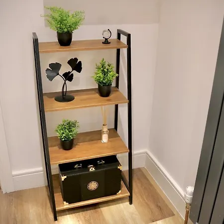 Wood & Teal Nest * Bradford (West Yorkshire)