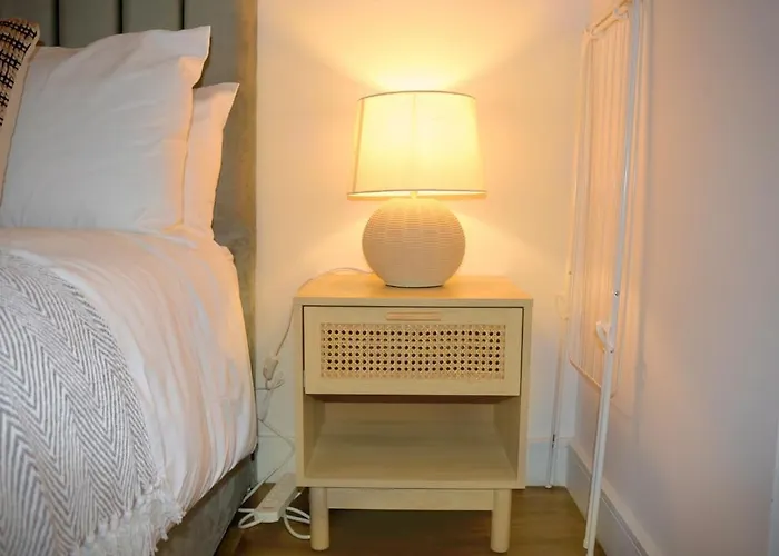 Apartment Wood & Teal Nest *