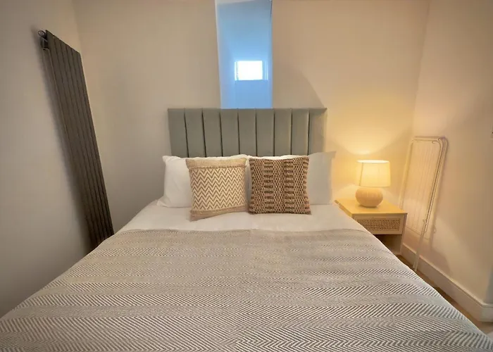 Wood & Teal Nest Apartment Bradford (West Yorkshire)