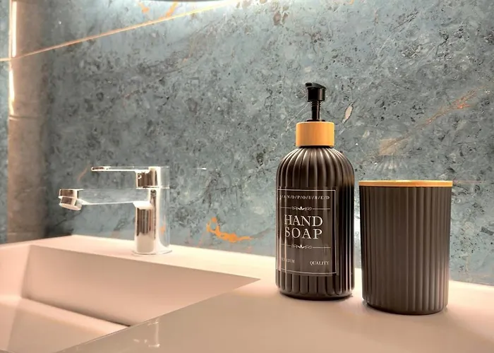 Apartment Wood & Teal Nest *