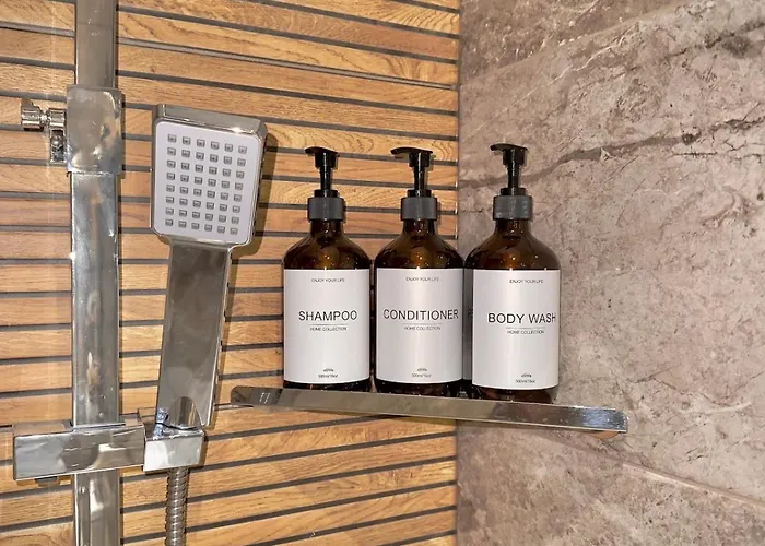 Wood & Teal Nest Apartment *